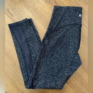 Lululemon Leggings Black Splatter Size 6, 7/8 length, great condition